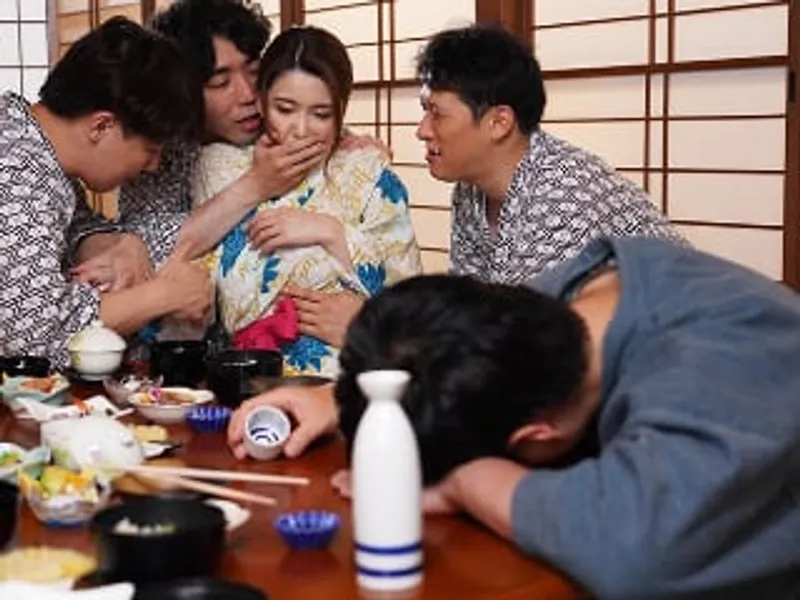 đưa người vợ đi suối nước nóng, người chồng không biết người vợ bị người khác làm tình sấp mặt