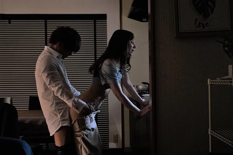 Sếp đi bàn việc làm ăn, cậu nhân viên đến nhà quan hệ vợ yêu ông ấy