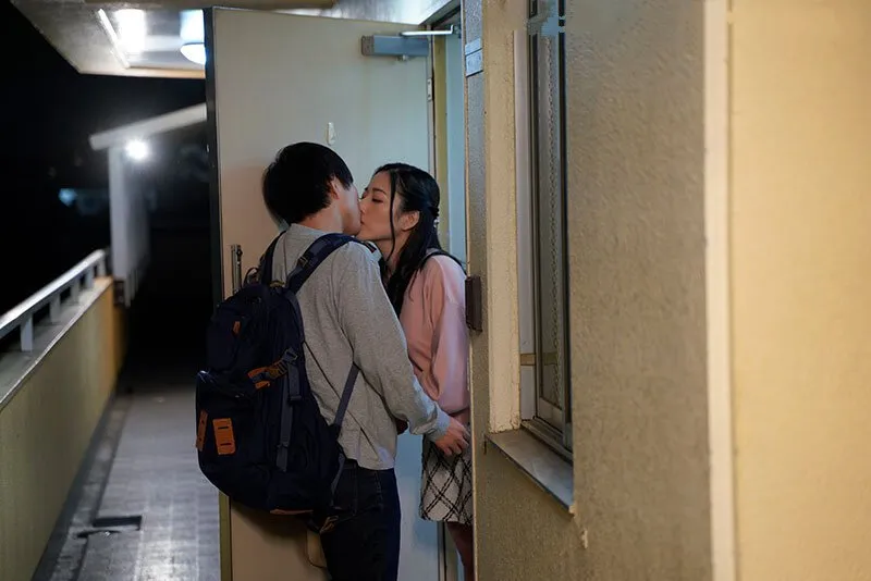 Mẹ yêu bạn học của con trai suốt 5 năm… sau cú sốc bị ông xã cắm sừng