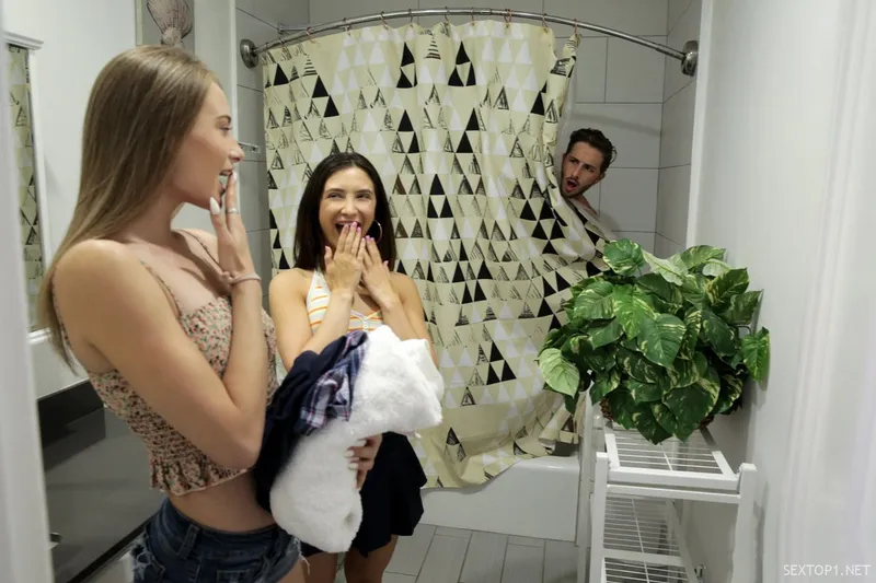 Hai đứa cô bạn gái cùng cha khác mẹ lắm trò