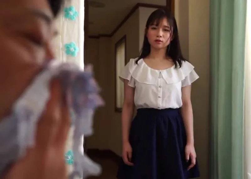 Bé xinh phát hiện bố dượng biến thái ngửi đồ lót của mình